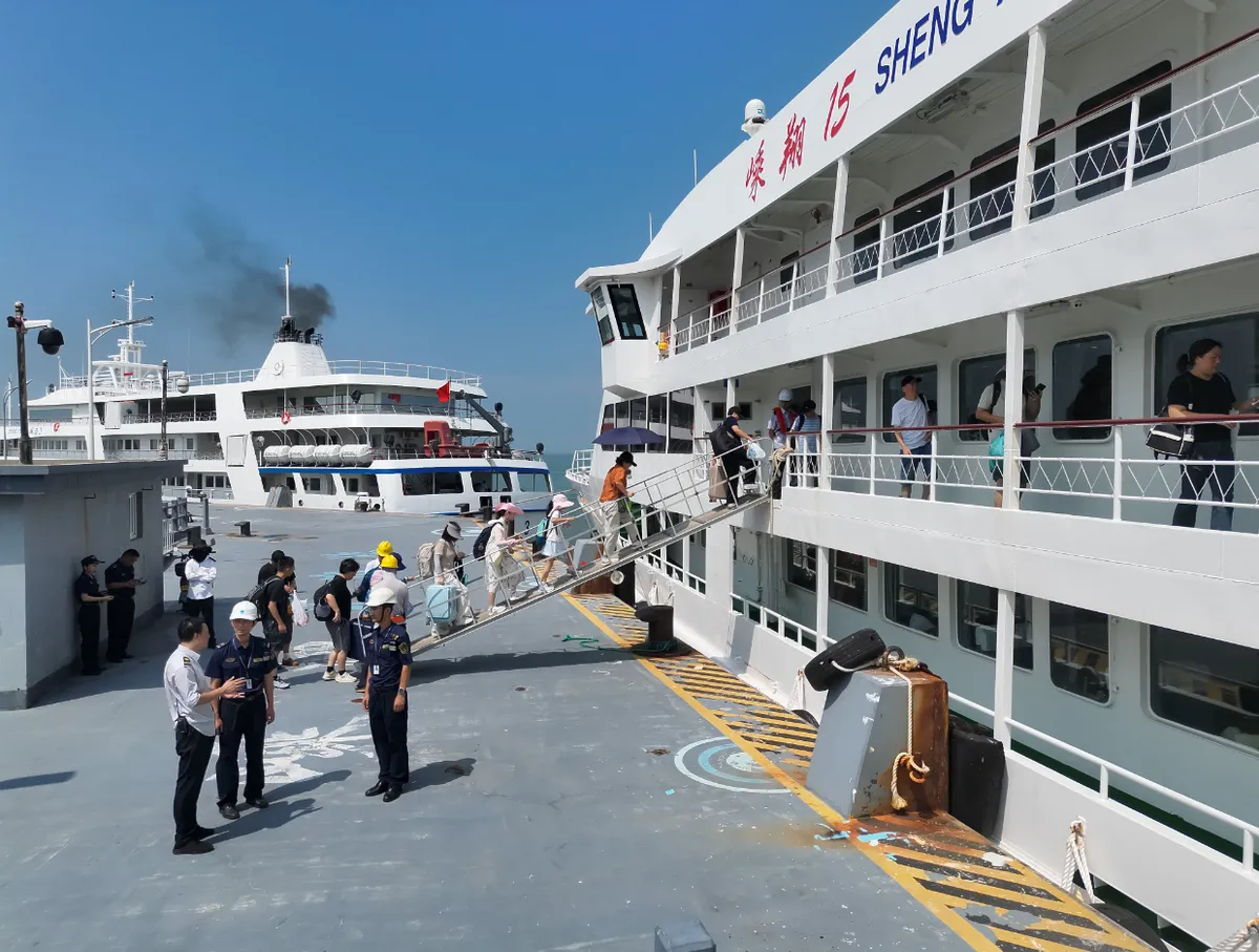 Zhoushan suspends 21 water passenger routes, evacuating nearly 30,000 island tourists in advance.