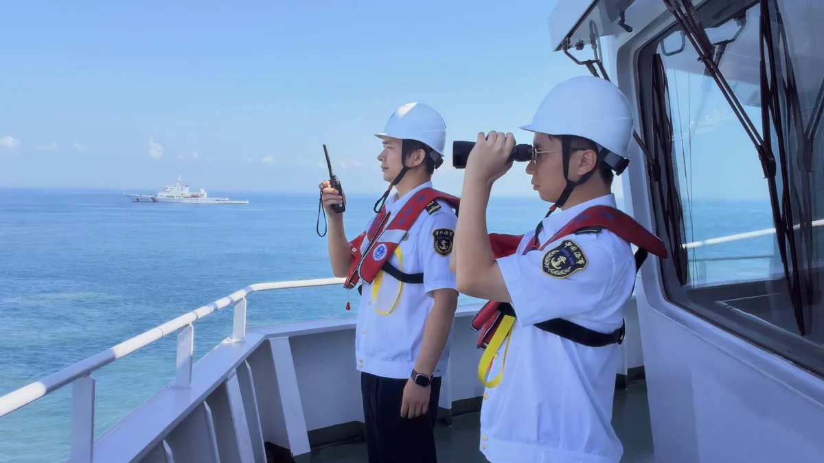 Guangdong and Hainan departments cooperate to patrol Qiongzhou Strait, building a strong line of defense for maritime travel safety.